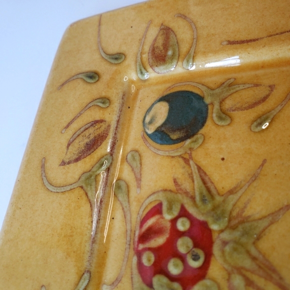 T Comme Terre de Provence Made in France hand painted & glazed terracotta plate - Picture 7 of 9